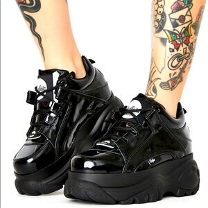 Buffalo London Classic Low Patent Leather Black Sneakers Size 39 US 8.5 *